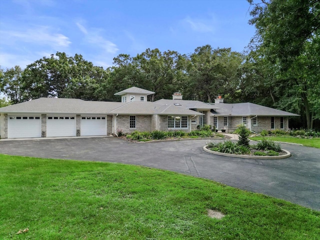 view of front facade with a garage and a front yard