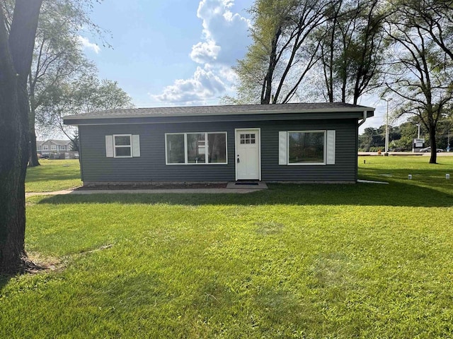 view of front facade with a front yard