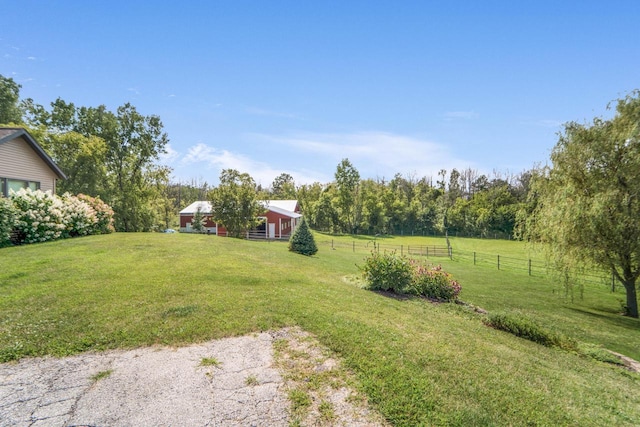 view of yard featuring a rural view