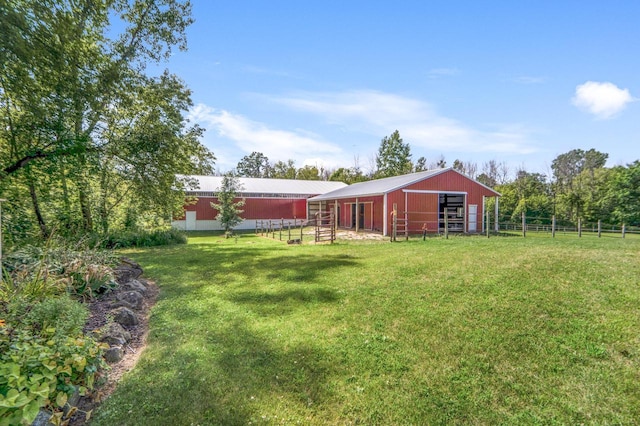 view of yard featuring an outbuilding