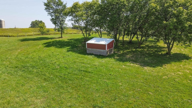 view of yard featuring a rural view and an outdoor structure