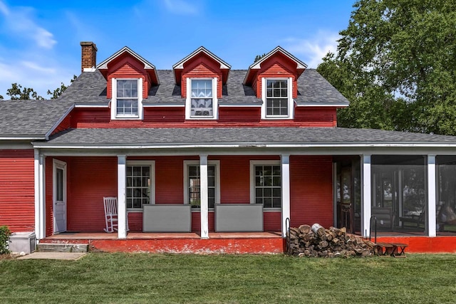 view of front of property featuring a front lawn and a porch