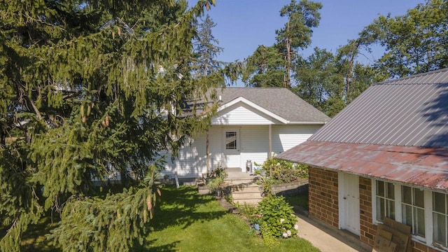 view of front of property featuring a front yard