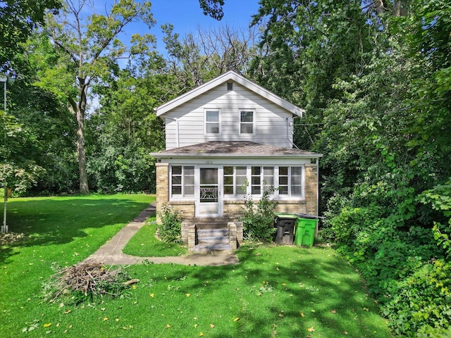 view of front of house featuring a front lawn