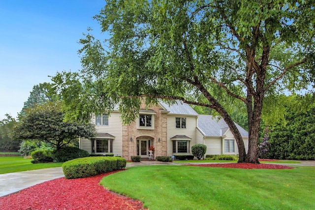 view of front of home featuring a front yard