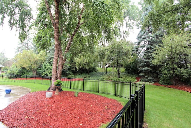 view of home's community featuring a lawn