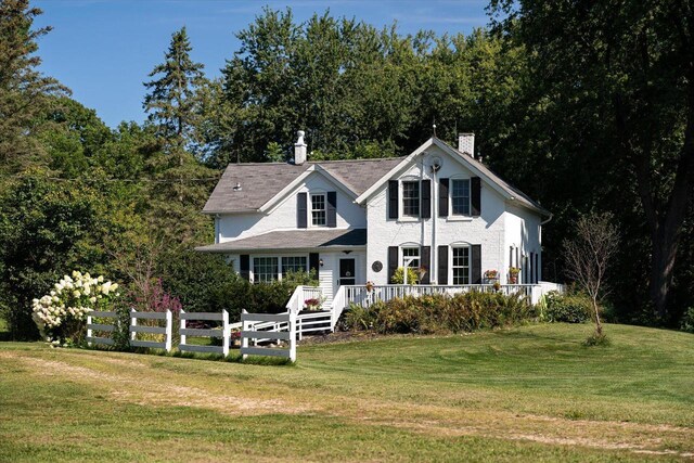 view of front of home with a front lawn