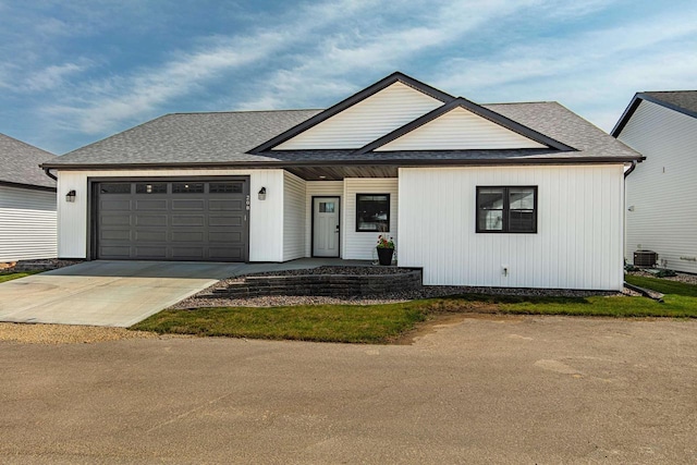 view of front facade featuring a garage