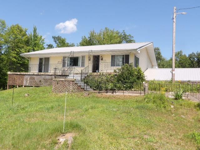 single story home with a front lawn