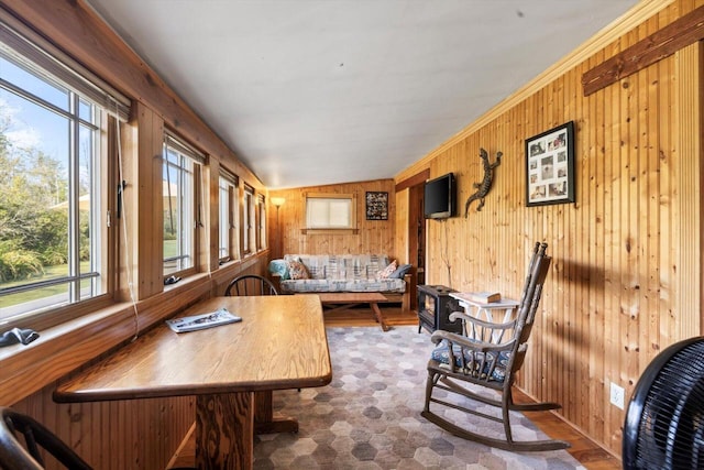 sunroom with vaulted ceiling