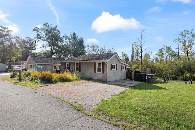 single story home featuring a front yard