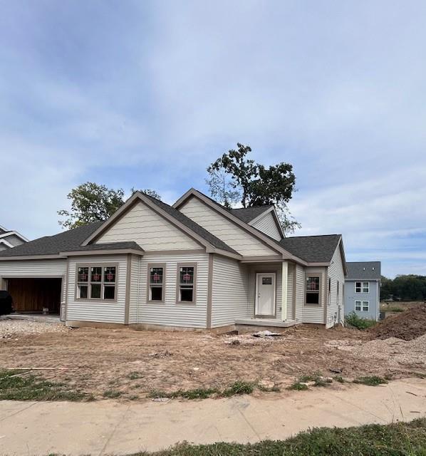 view of front facade with a garage