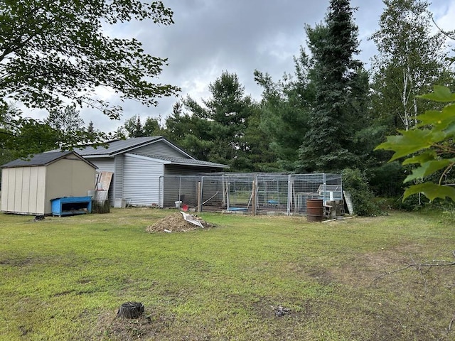 view of yard with a storage unit