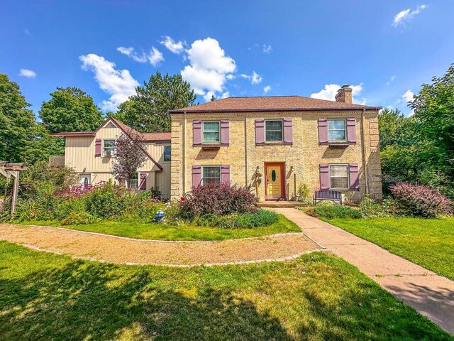 view of front of house featuring a front lawn