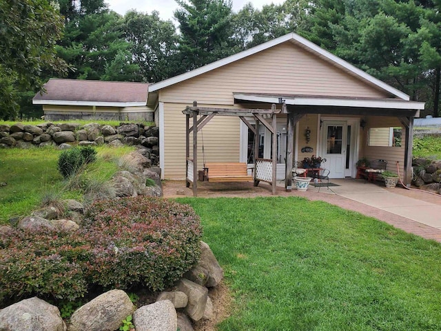 view of front of home featuring a front lawn and covered porch