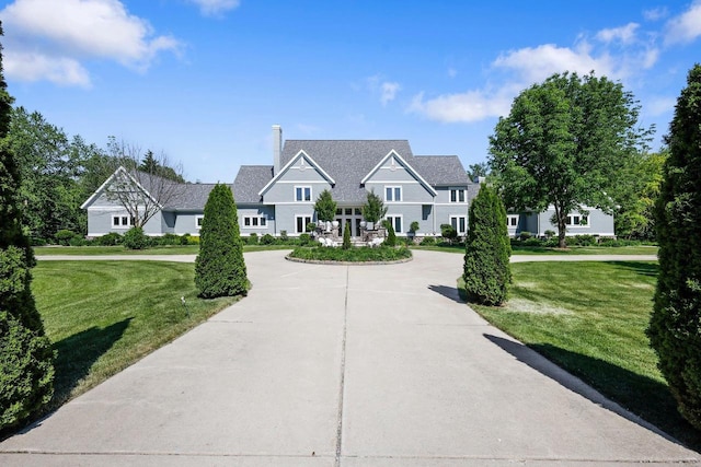 view of front facade featuring a front yard