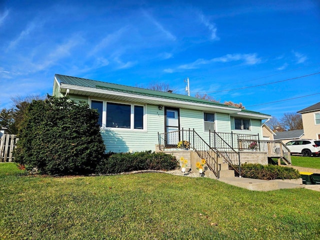 view of front of home featuring a front yard