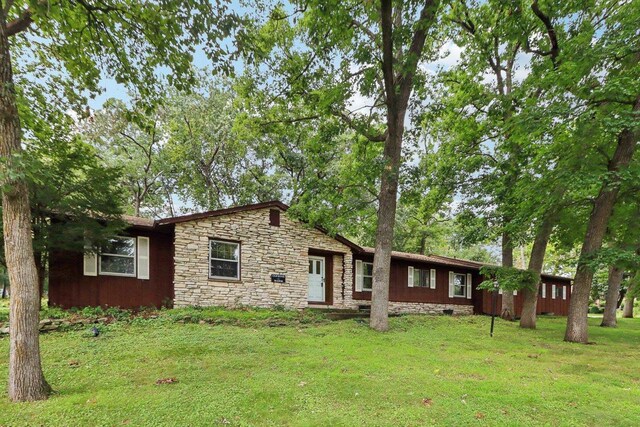 view of front of property featuring a front yard