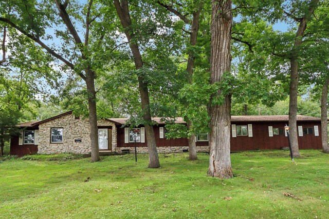 ranch-style home featuring a front lawn