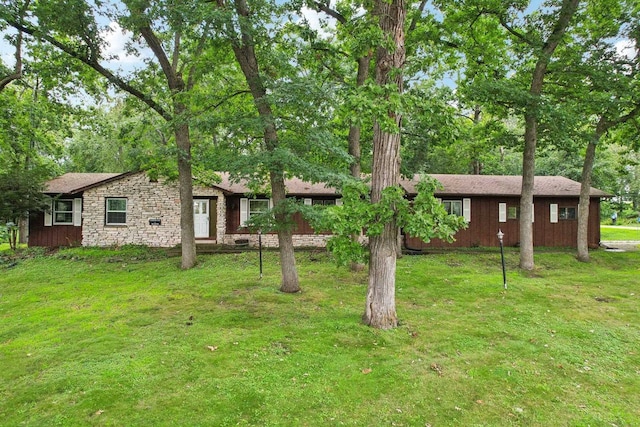 view of front of house with a front lawn