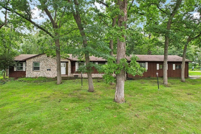 view of front of house featuring a front yard