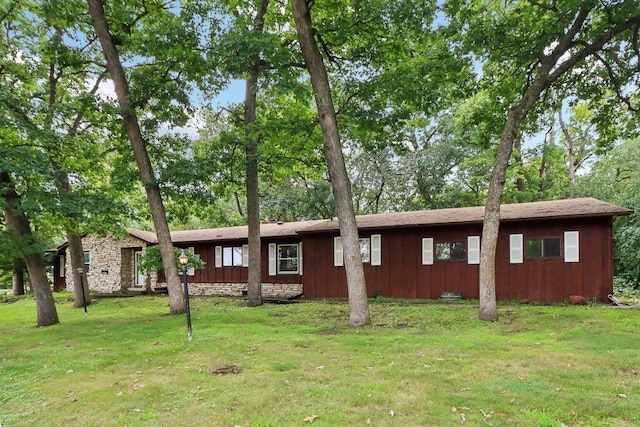 ranch-style house with a front lawn