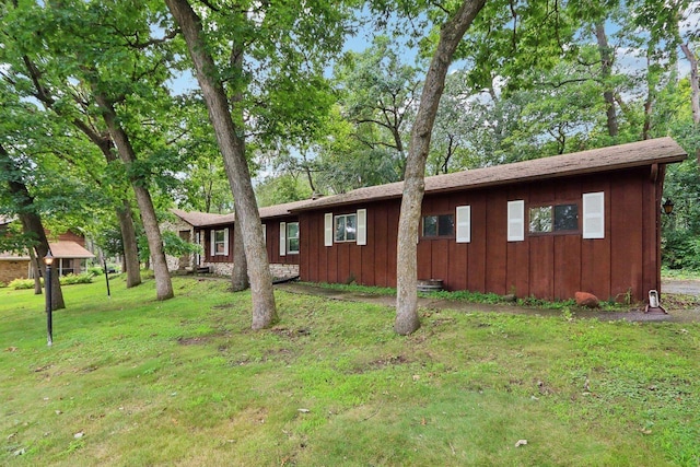 view of front of home featuring a front yard