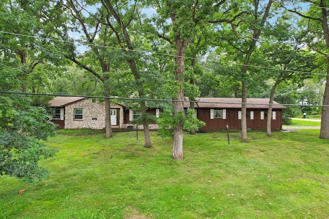 single story home featuring a front yard