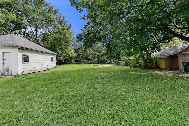 view of yard featuring an outdoor structure