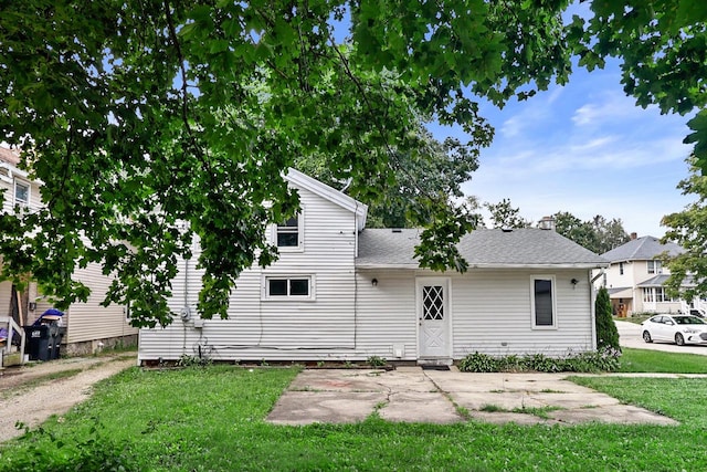 view of front facade with a front lawn