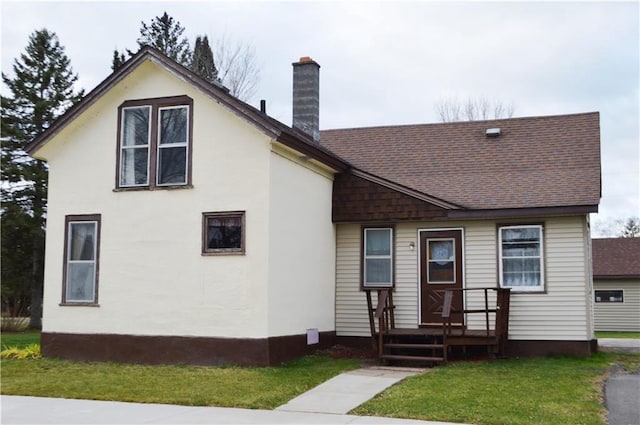 view of front of property featuring a front yard