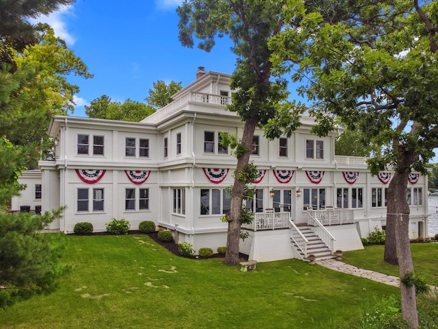 view of front of house featuring a front yard