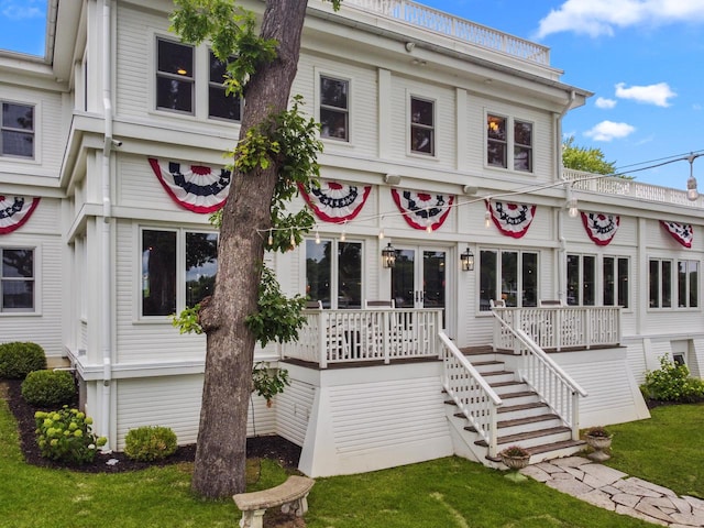 multi unit property featuring a front yard