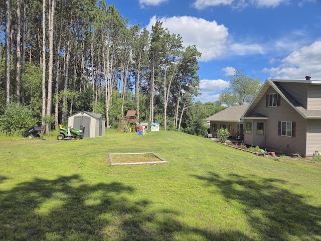 view of yard with a storage unit