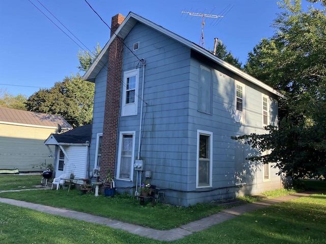 view of front of house with a front lawn