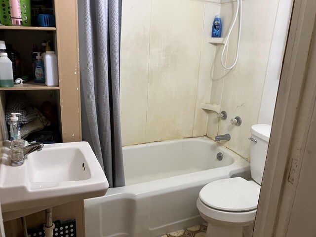 full bathroom with sink, toilet, and shower / tub combo with curtain