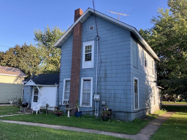 view of front of house featuring a front lawn