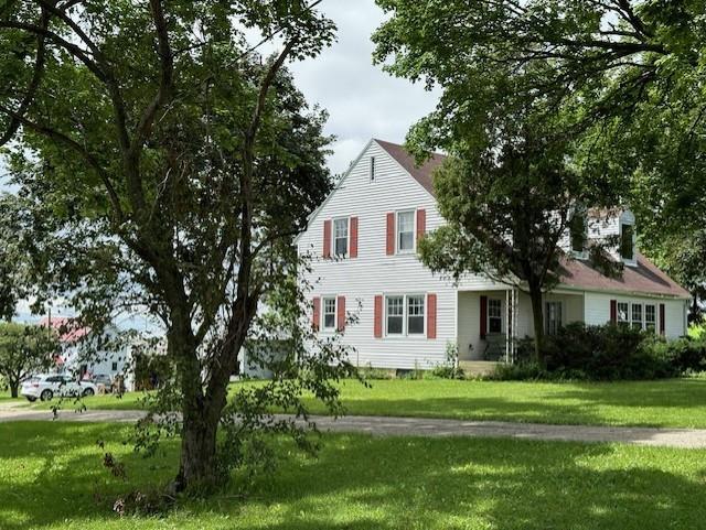 view of front of house featuring a front lawn