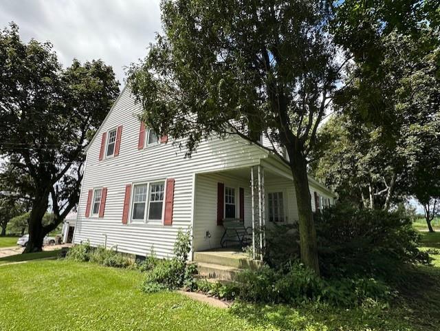 view of front of house with a front lawn