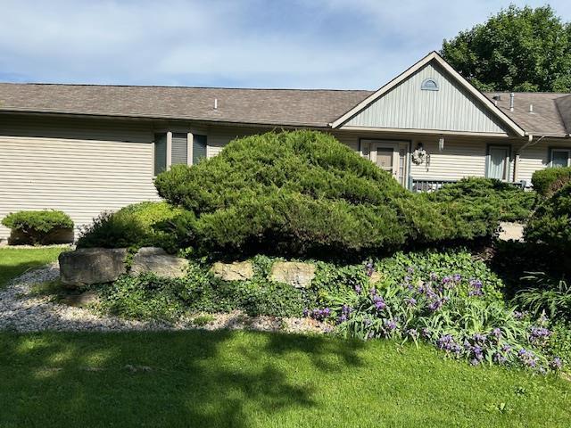 view of front of house featuring a front lawn