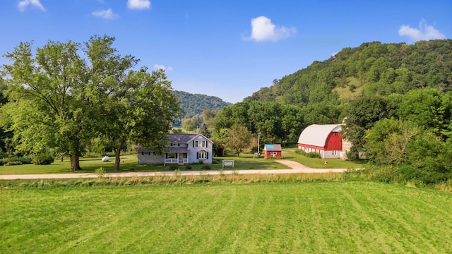 view of yard featuring an outbuilding, a barn, and a mountain view