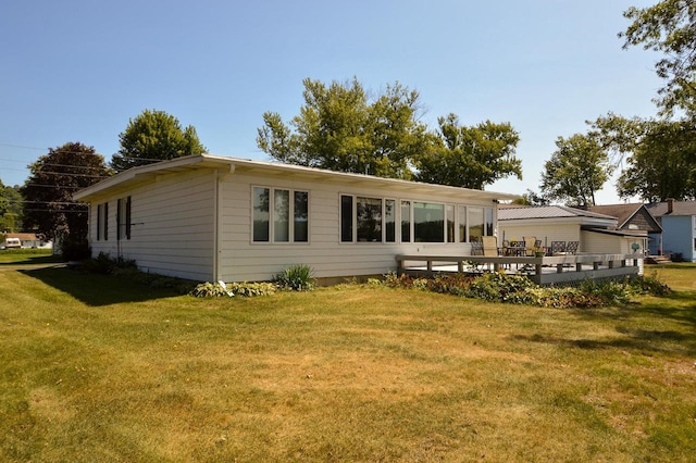 back of house featuring a lawn