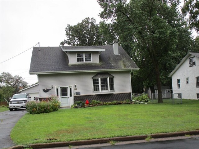 view of front facade featuring a front lawn and a garage