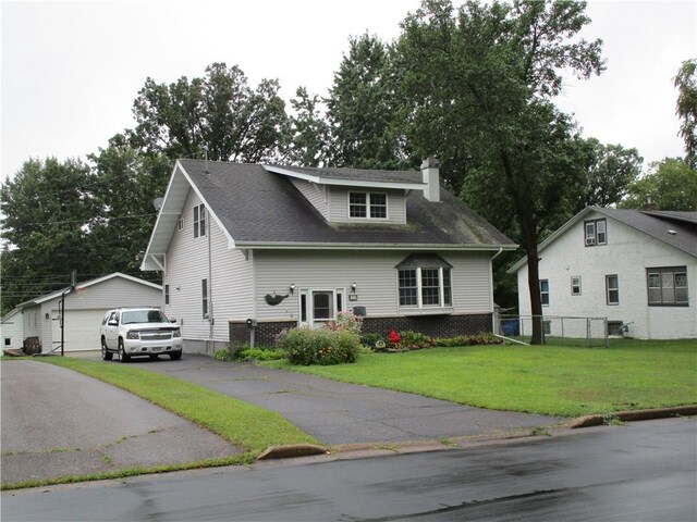 view of front facade featuring a front lawn