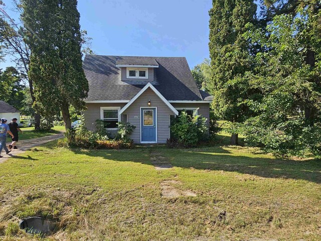 view of front facade with a front lawn