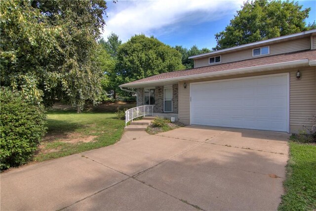 view of front facade with a garage and a front yard