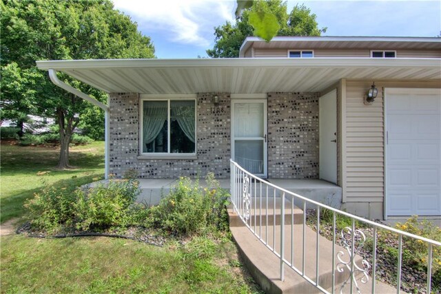 view of front of property featuring a garage and a front yard