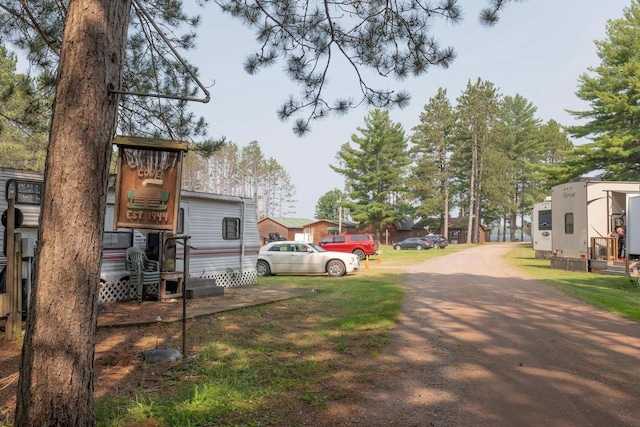 view of yard featuring driveway