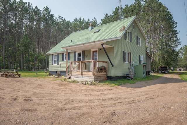 view of front of home featuring a front lawn and a porch