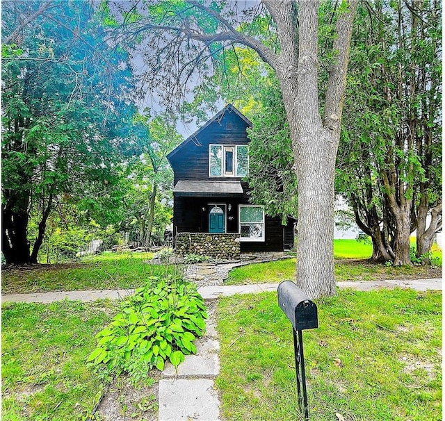 view of front facade featuring a front lawn